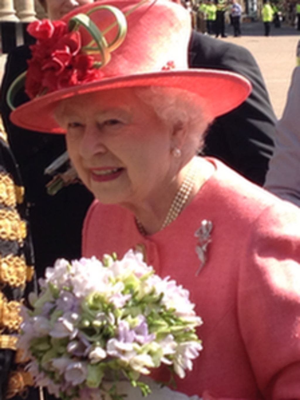 Diamond Jubilee: Queen officially names Birmingham hospital - BBC News