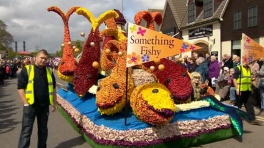 Spalding Flower Parade goes on despite tulip shortage BBC News