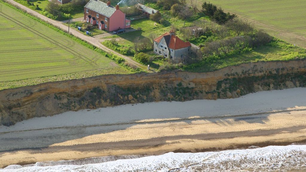 Coastal erosion: Southwold householders offered land - BBC News