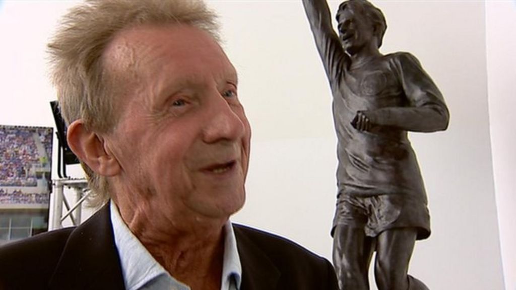 Football legend Denis Law unveils a statue of himself ...