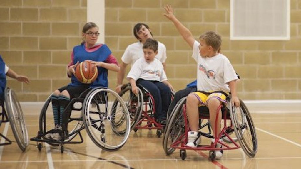 Wheelchair basketball team in record-breaking challenge - BBC News