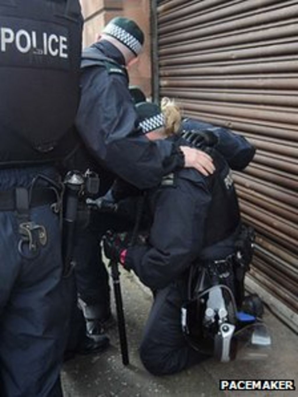 Three arrests after Belfast parade trouble - BBC News