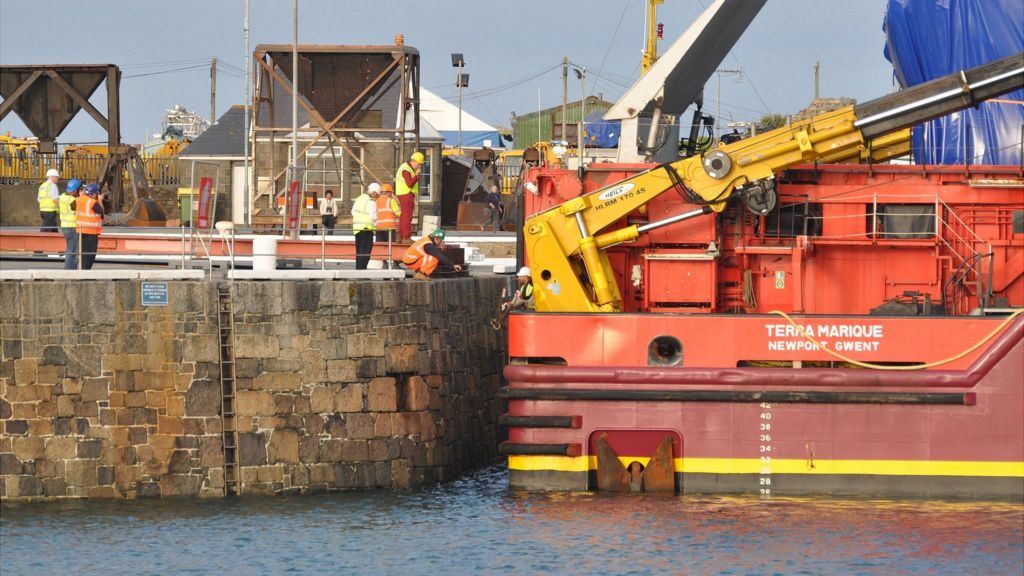 Guernsey's £14m electricity generator delivered by barge BBC News
