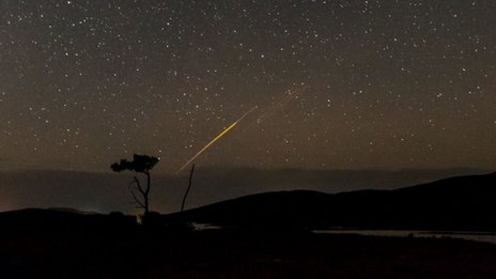 'Meteors' sighted in skies across UK - BBC News