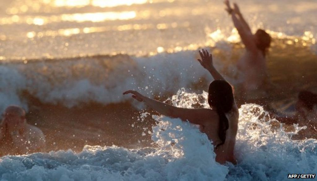 Hundreds strip off for Britains biggest skinny dip in 