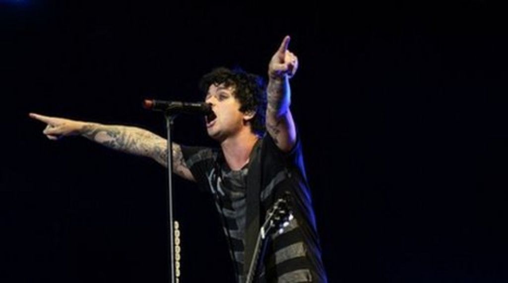 Green Day lead singer smashes guitar on stage in Vegas BBC News