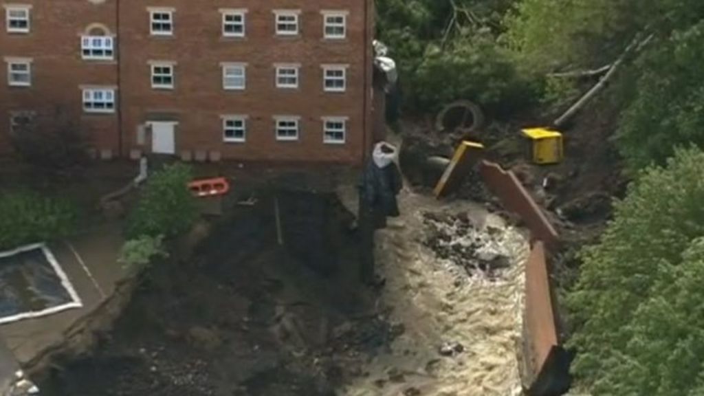 UK floods: Homes at risk as misery continues - BBC News