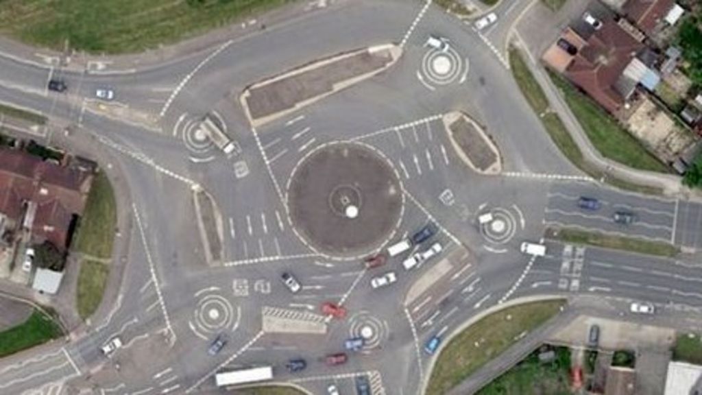 Swindon's 'iconic' Magic Roundabout turns 40 - BBC News