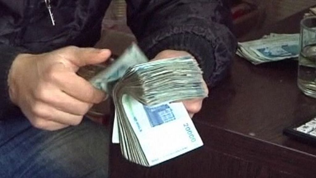Iranian rial hits record low against dollar - BBC News