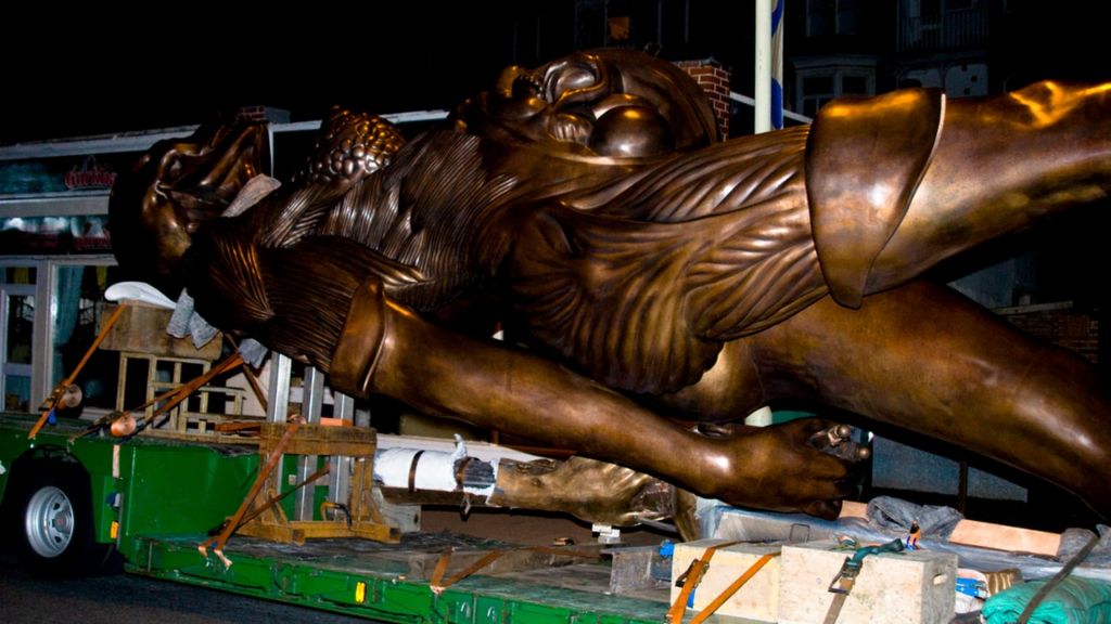 Damien Hirst's pregnant Verity statue arrives in BBC News
