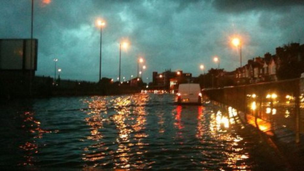 Southampton flash floods cause travel disruption - BBC News