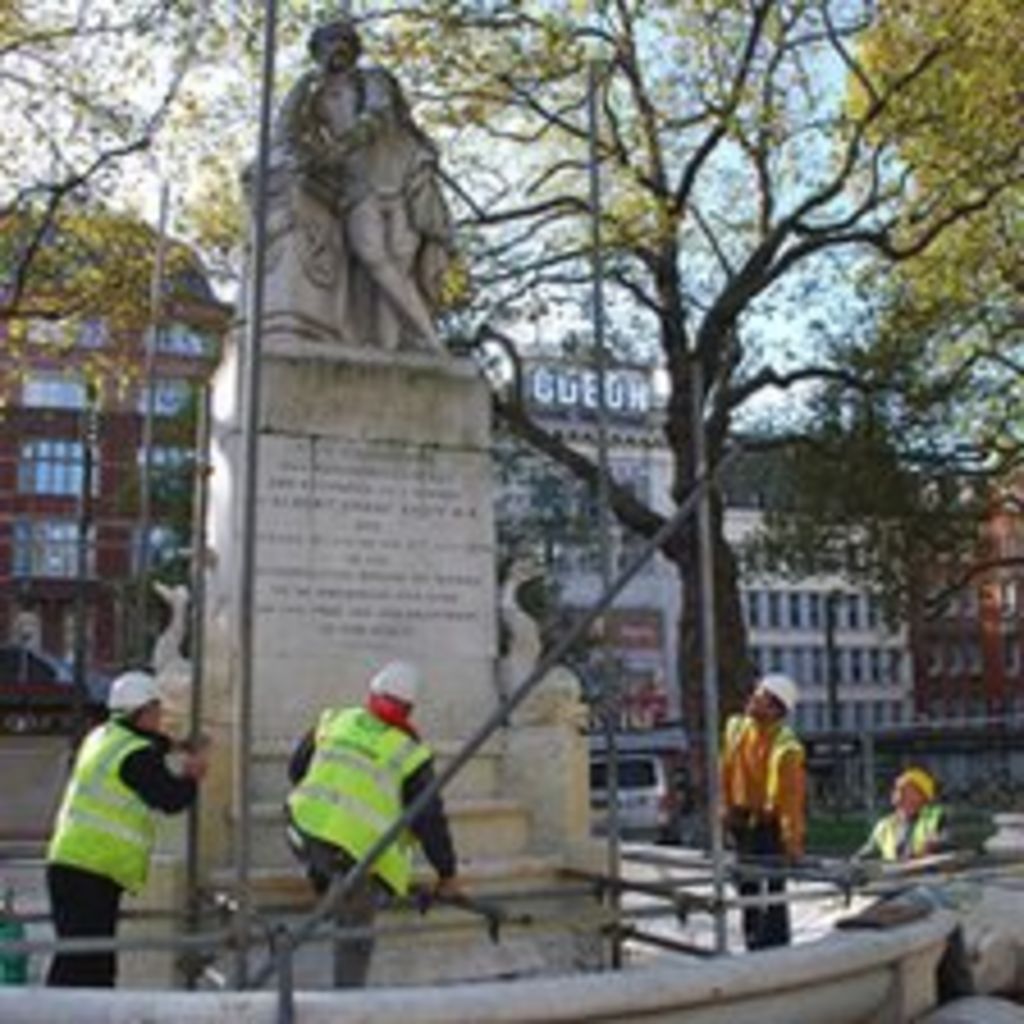 Shakespeare's statue in Leicester Square restored - BBC News