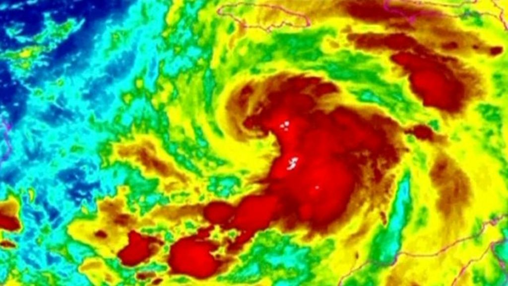 Hurricane Sandy hits Jamaica coast - BBC News