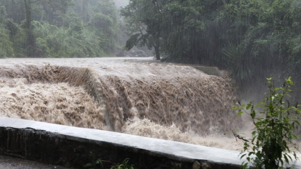 Hurricane Sandy batters Jamaica leaving one dead BBC News