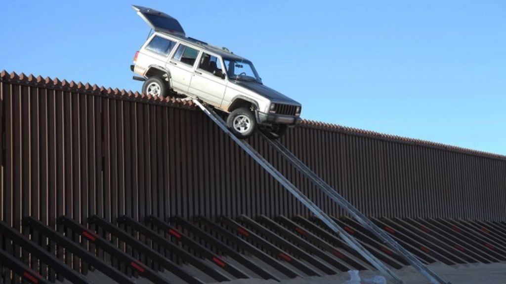 Mexico 'smugglers' car' gets stuck atop US border fence ...