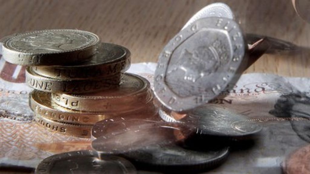 Derby City Council to introduce living wage from 2014 - BBC News
