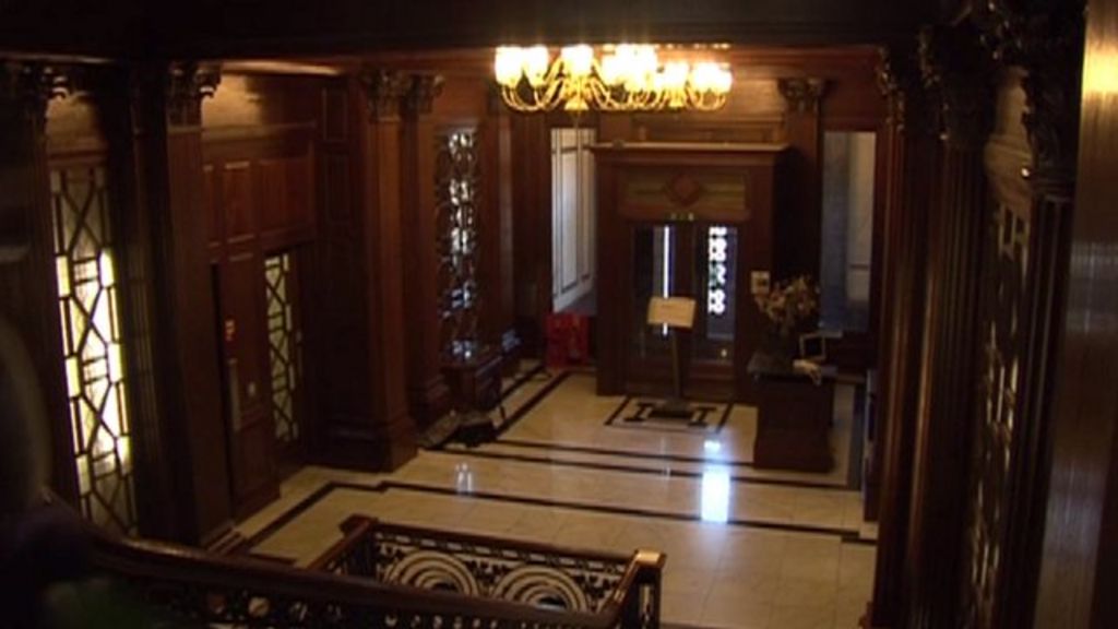 Civil servants leave offices near Buckingham Palace BBC News