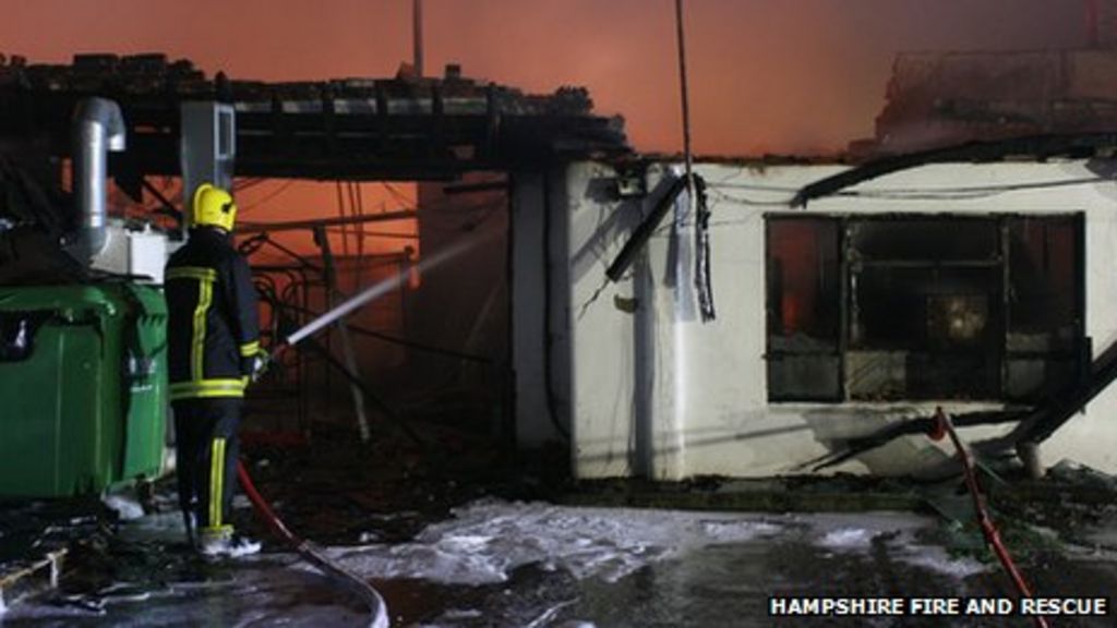 Farnborough fire destroys Rectory Road laundry - BBC News