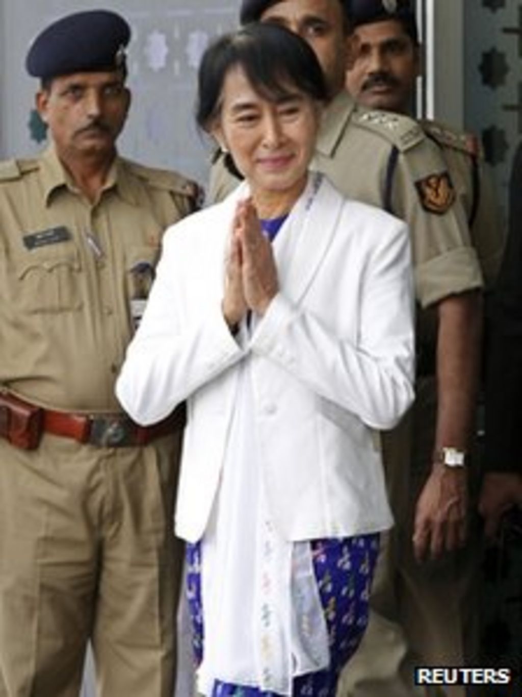 Burma's Aung San Suu Kyi begins visit to India - BBC News
