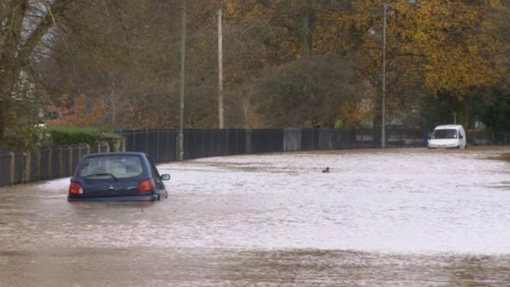 River Avon In Evesham: Flooding Closes Roads And Schools - BBC News