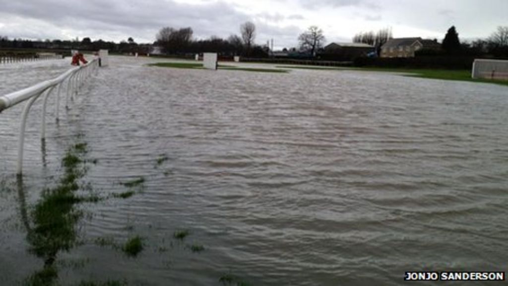 Wetherby racing abandoned after flood BBC News