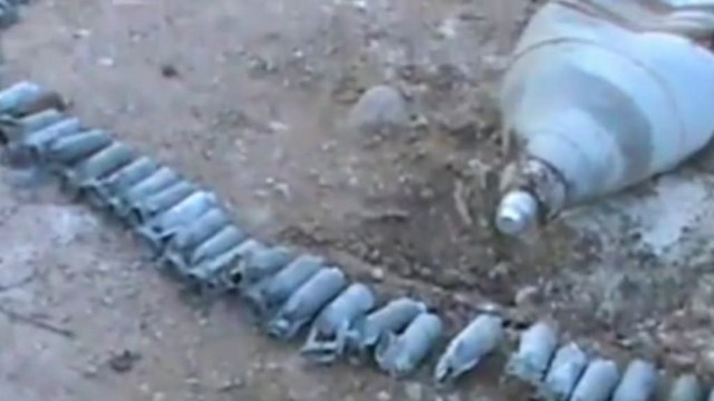 Syria cluster bomb attack 'kills 10 children' - BBC News