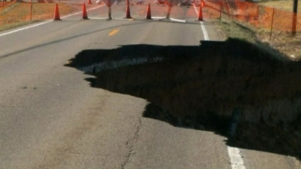 Massive sinkhole causes highway to collapse in Ohio, USA BBC News
