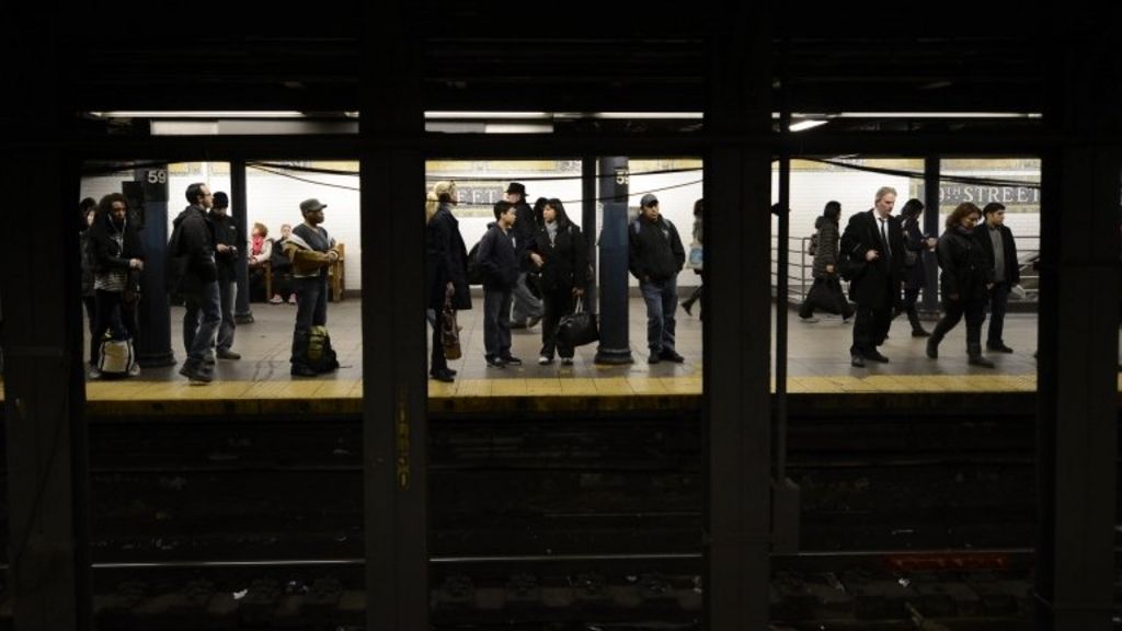 New York Post photographer defiant over subway-death image - BBC News