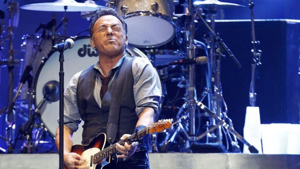 Rock stars turn out for superstorm Sandy benefit concert - BBC News