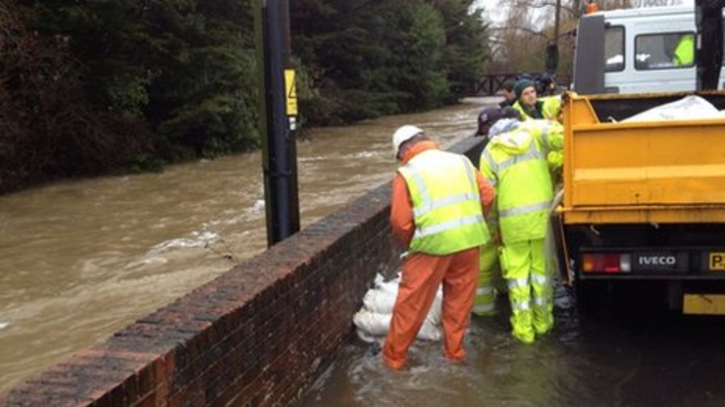 Wallington Evacuated In Flood Fear As Heavy Rain Hits England - BBC News