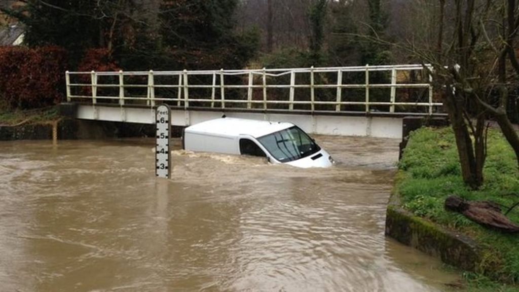 Barwick Ford flood in Hertfordshire leaves van driver stranded BBC News