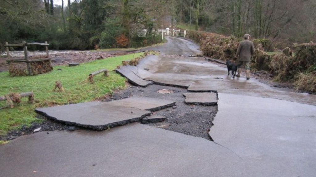 Dulverton flood community to hold public meeting - BBC News