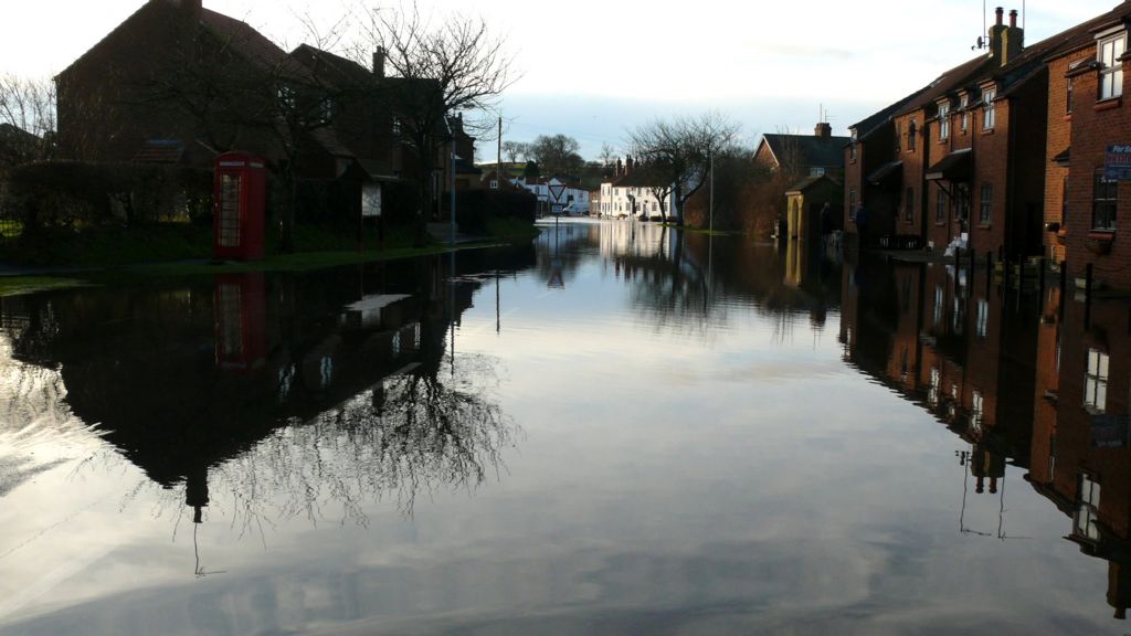 Burton Fleming flood residents' plea for sandbags BBC News