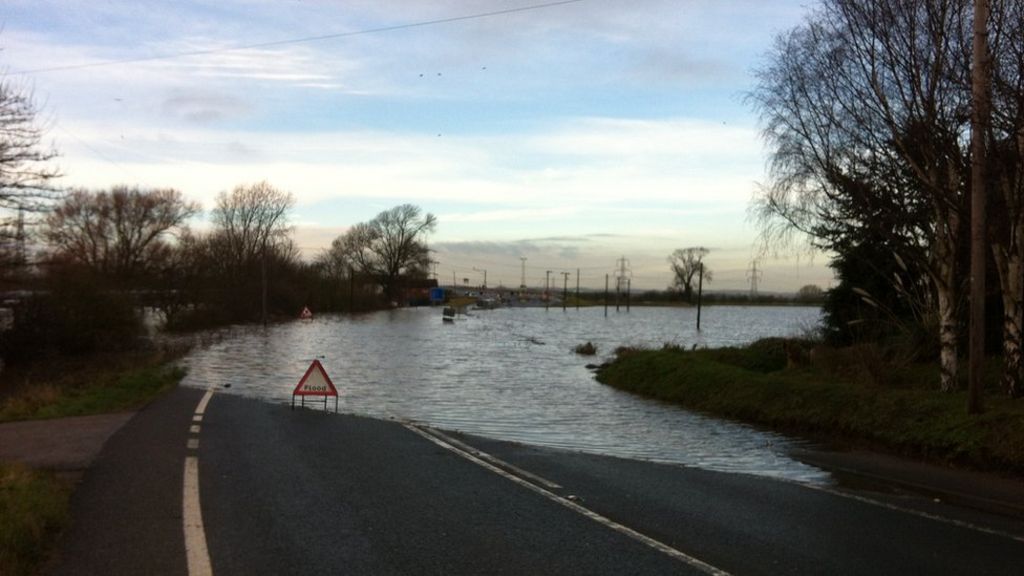 Flooding shuts two major River Trent bridges BBC News