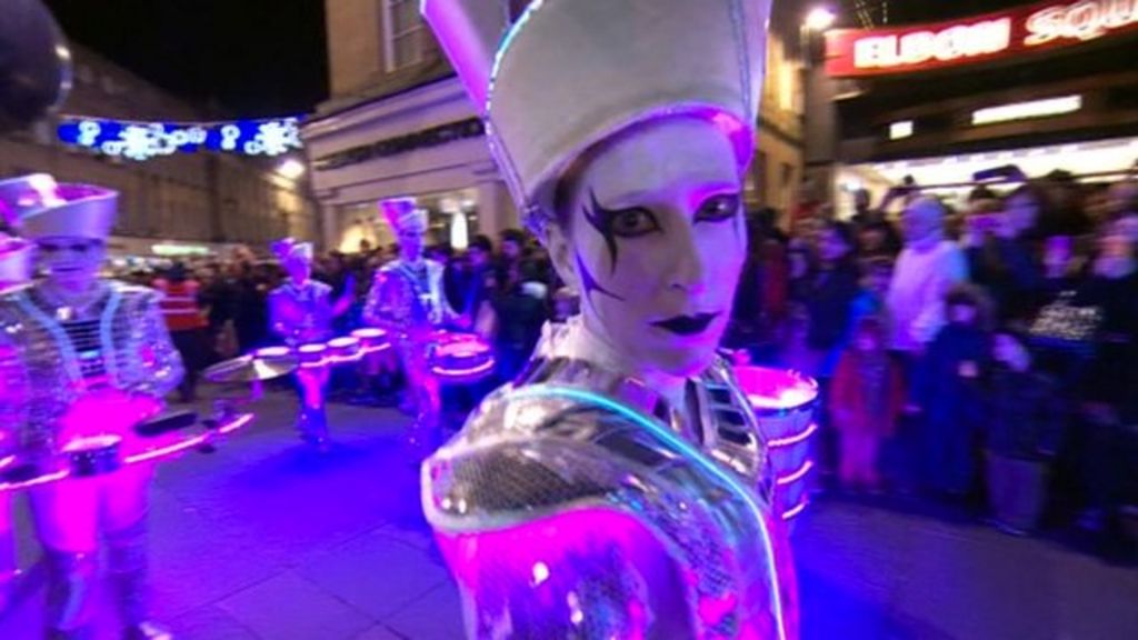 Thousands enjoy Newcastle New Year&#039;s Eve parade - BBC News