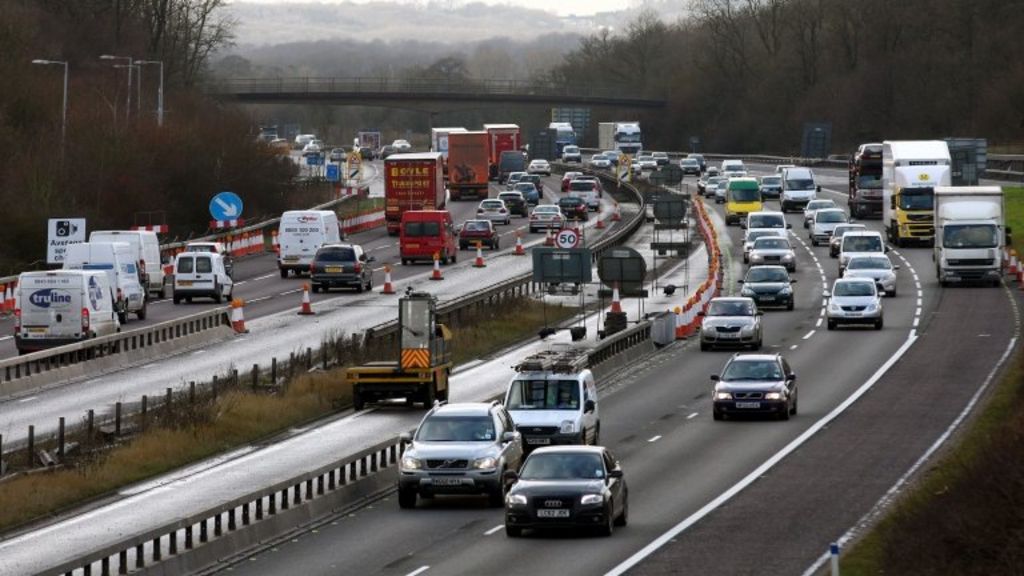 M25 lorries damaged at Waltham Abbey as bricks thrown - BBC News