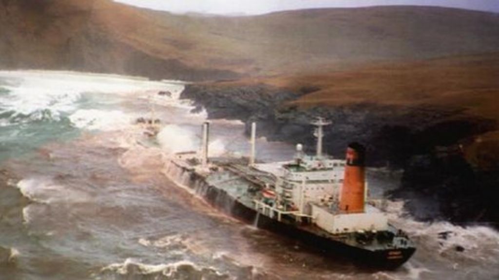 Braer oil spill: Warning 20 years after Shetland disaster - BBC News