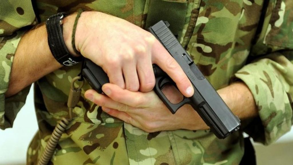 Glock 17 9mm Pistols Replace Browning For Uk Forces c News