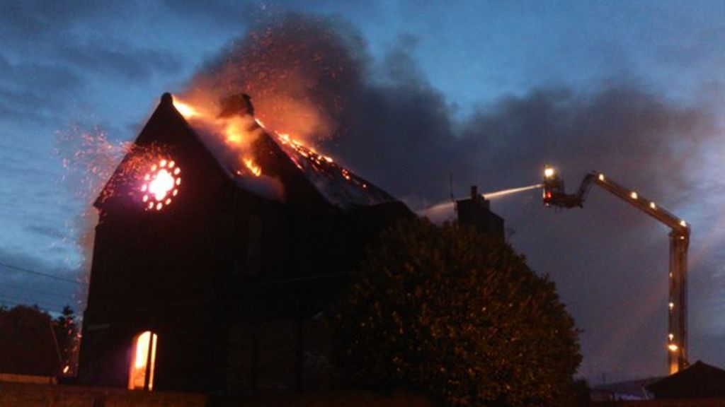 Disused Edinburgh church 'destroyed' by fire - BBC News