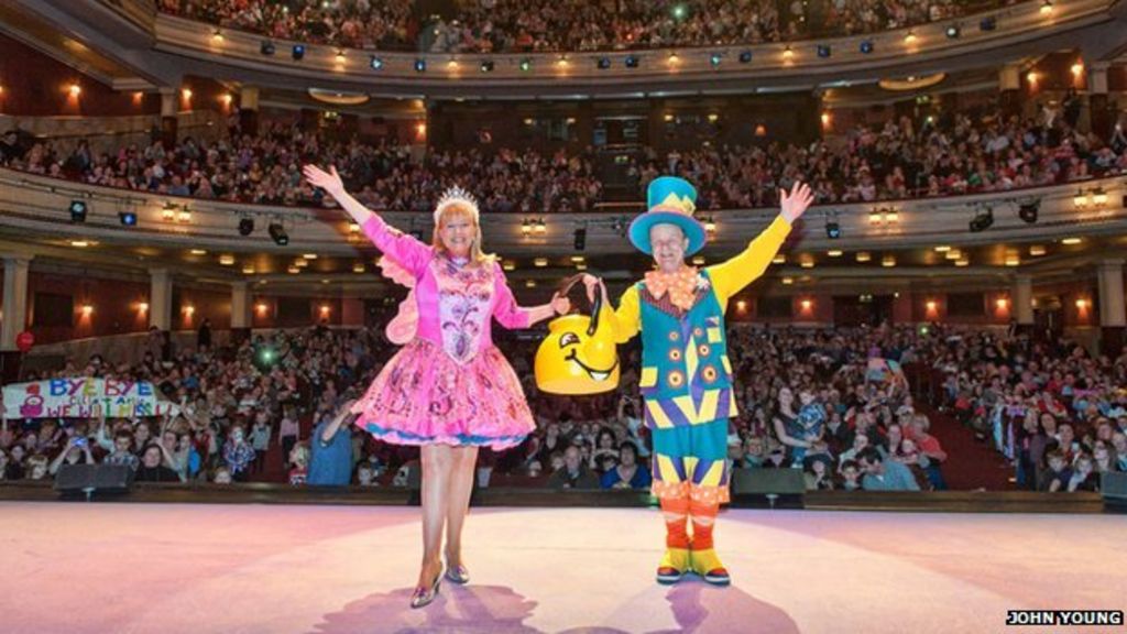 Singing kettle Cilla and Artie take final curtain BBC News