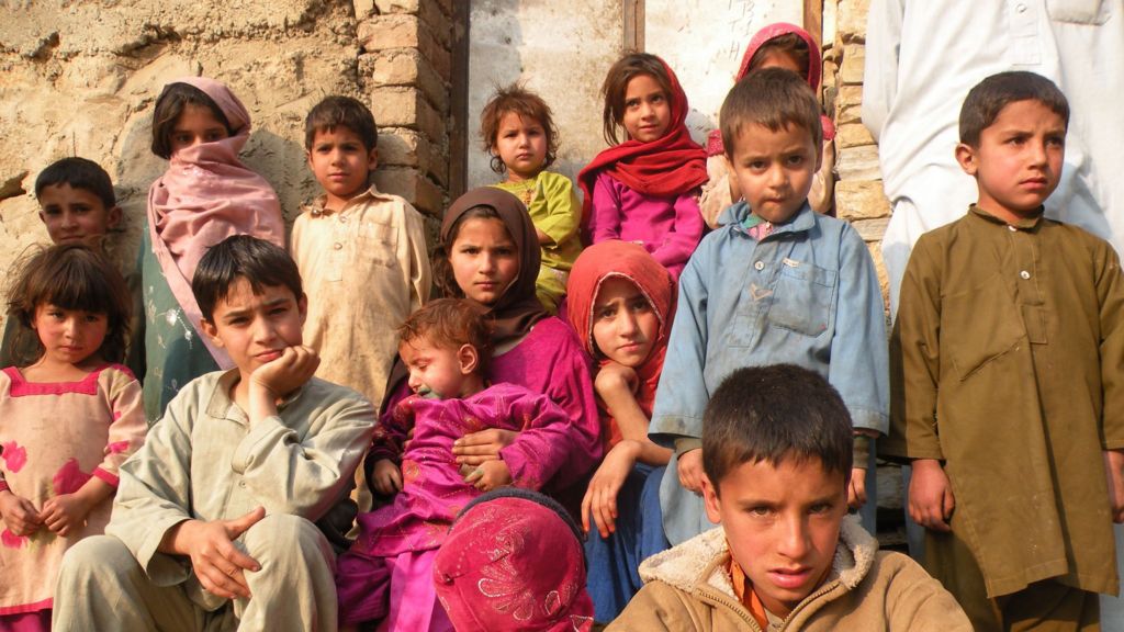 The families fleeing Pakistan's militant infighting - BBC News