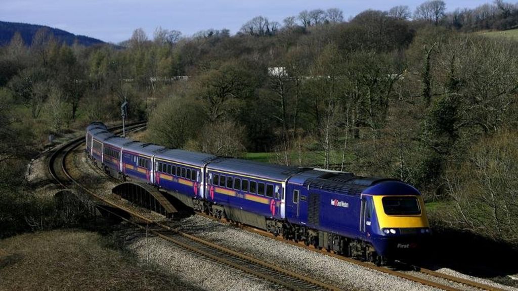 Signal failure halts Swindon train services - BBC News