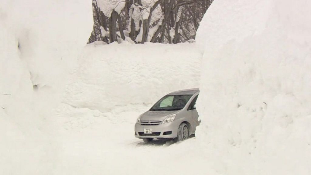 Record snowfall in northern Japan - BBC News