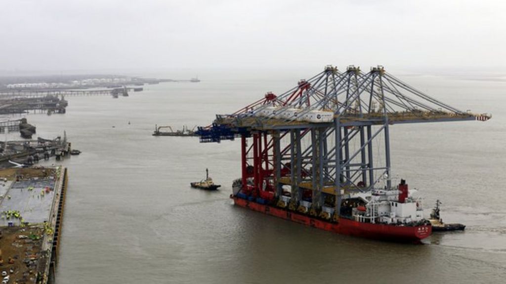 Thames Gateway cranes from Shanghai arrive in Essex - BBC News