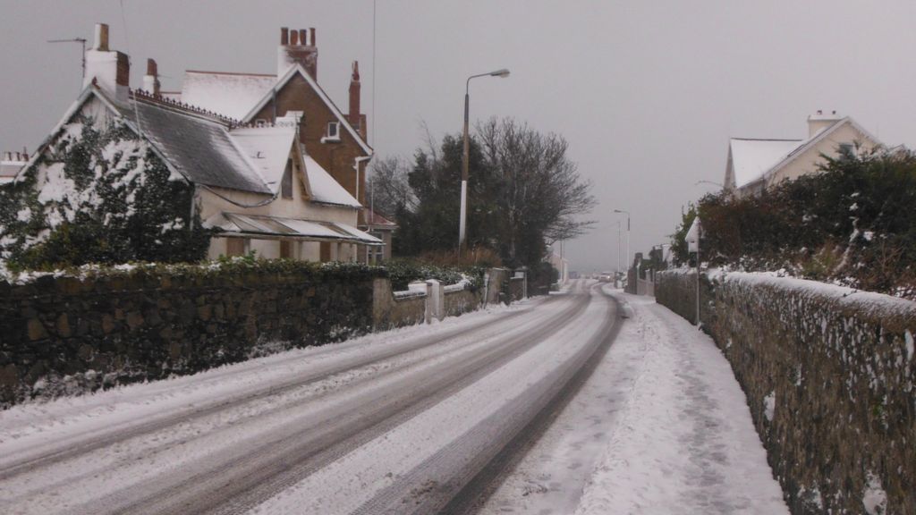 Snow hits Guernsey schools, roads, buses and airport BBC News
