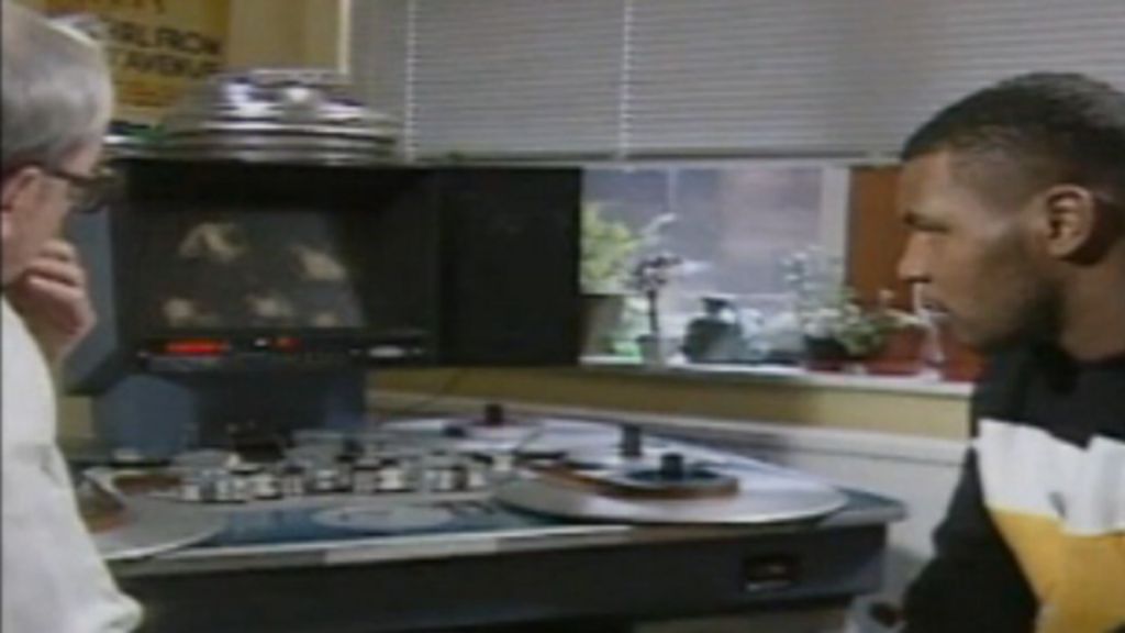 Tommy Farr: Harry Carpenter interviews Mike Tyson - BBC News