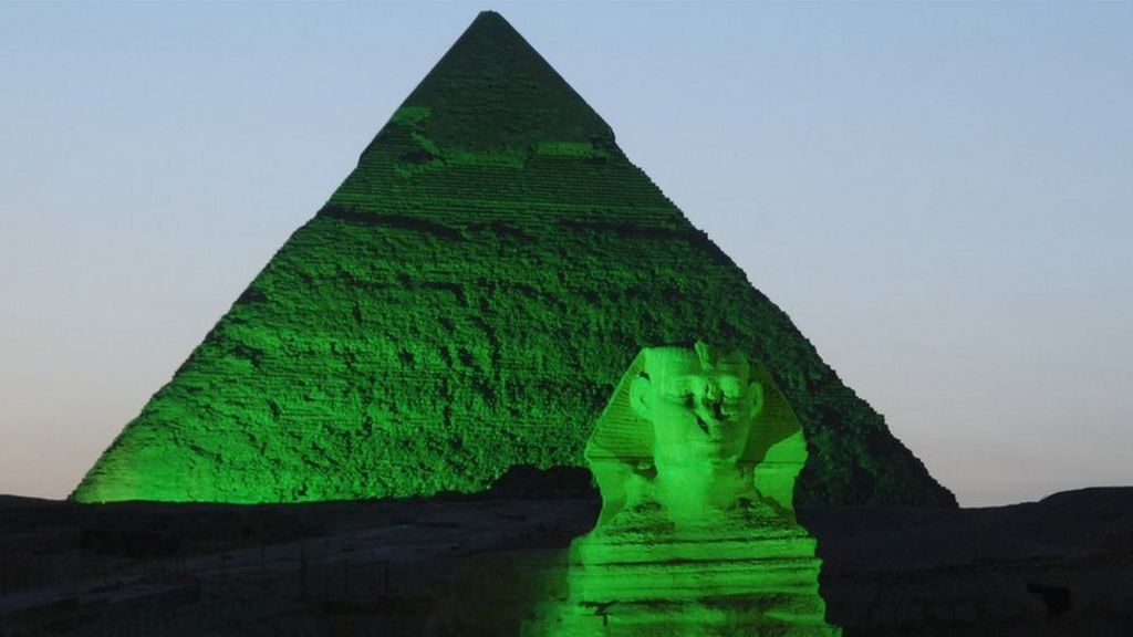 In pictures: Landmarks go green for St Patrick's Day - BBC News