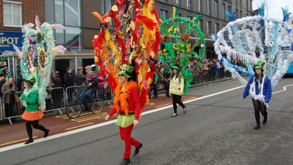 St Patrick's Day parade Thousands line Birmingham's streets BBC News