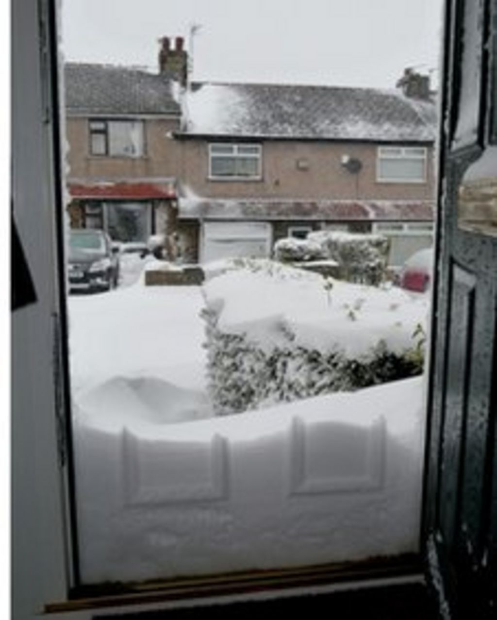 Heavy Snowfall Across West Yorkshire Causes Disruption - BBC News