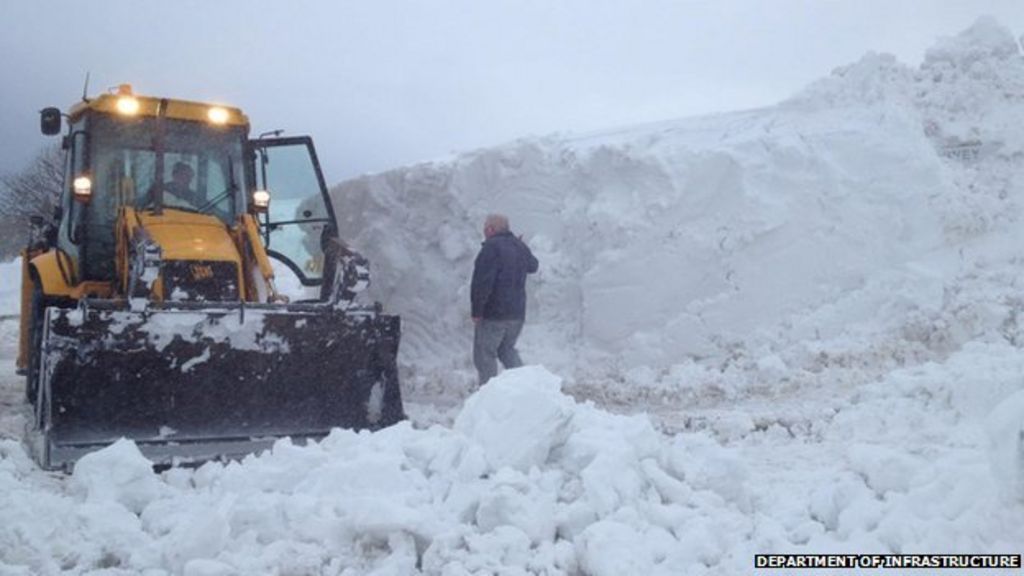 Isle of Man snowfall 'heaviest for 50 years' - BBC News